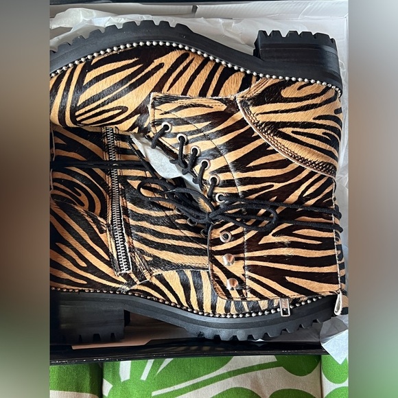 Aqua By Bloomingdale’s Jax Tiger Print Combat Chunky Heel Boots New 9 - Picture 3 of 4